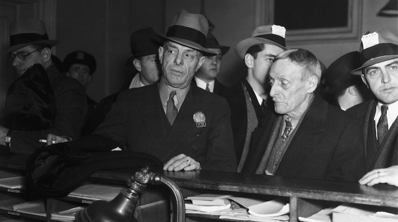 Albert Fish (not wearing a hat) with detectives. Image: AP Photo